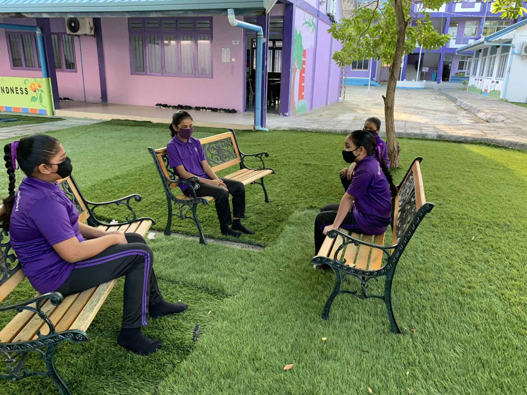 ކޯވިޑް19އާއި ގުޅިގެން ސްކޫލްތައް ބަންދުކުރުމަށްފަހު، އައު އާންމު ހާލަތުގެ ތައްޔާރީތަކާއެކު އަލުން ހުޅުވާލުން - ދަރިވަރުން ސްކޫލަށް ހާޒިރުވެގެން ކިޔަވަންޖެހޭނީ ހަފްތާއަކު 4 ދުވަހު - ފޮޓޯ: އެޑިއުކޭޝަން މިނިސްޓްރީ