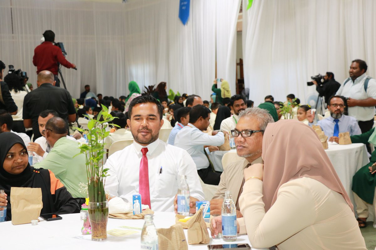 11 ޖޫން 2019 --ދަރިވަރުންނަށް ނާސްތާ ތިނުމުގެ ޕްރޮގްރާމް އިފްތިތާހު ކުރުމުގެ ރަސްމިއްޔާތުގެ ތެރެއިން. މި ރަސްމިއްޔާތު ކުރިޔަށްދިޔައީ ތާޖުއްދީން ސުކޫލްގައި. މި ރަސްމިއްޔާތު ޝަރަފްވެރި ކޮށްދެއްވީ ނައިބު ރައީސް ފައިސަލް ނަސީމް-- ފޮޓޯ: ރައީސް އޮފީސް