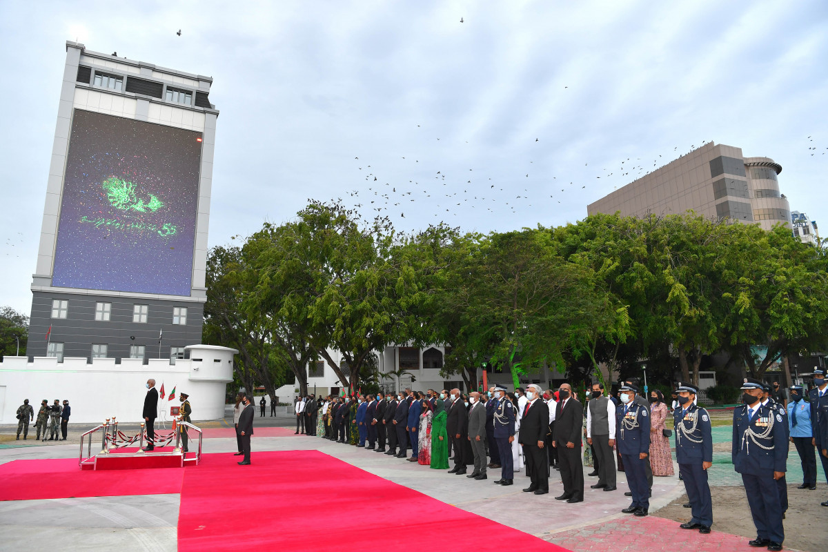 މިނިވަން ދުވަހުގެ ދިދަ ނެގުމުގެ ރަސްމިއްޔާތުގެ ތެރެއިން - ދިވެހިރާއްޖެއަށް ސިޔާސީ ފުރިހަމަ މިނިވަންކަން ލިބުނު އެއްބަސްވުމުގައި ސޮއިކުރެވުނީ 1965 ވަނަ އަހަރުގެ ޖުލައި މަހުގެ 26 ވަނަ ދުވަހު - ފޮޓޯ: ރައީސް އޮފީސް