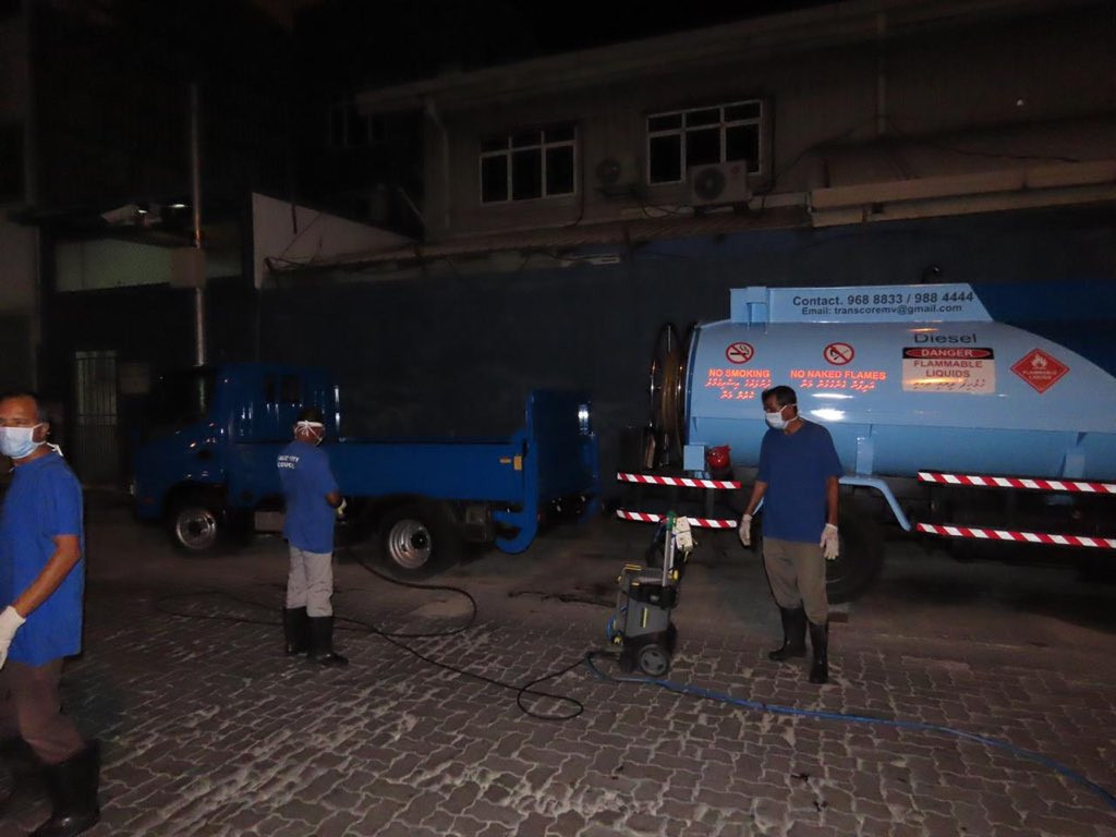 މާލެ ސިޓީ ކައުންސިލުން މާލޭގެ ބައެއް މަގުތައް ޑިސްއިންފެކްޓް ކުރަނީ: ކޮވިޑް-19 ރޯގާއާއި ގުޅިގެން މާލެ ސަރަހައްދުގައި ޑިސްއިންފެކްޓް ކުރުމުގެ ހަރަކާތްތައް ދަނީ ހިންގަމުން