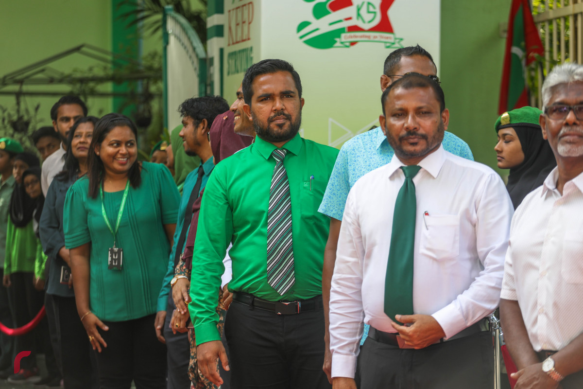25 ޖުލައި 2019 --ކަލާފާނު ސުކޫލުގެ 30 ވަނަ އަހަރީ ދުވަސް ފާހަގަކުރުމުގެ ގޮތުން ބޭއްވި ފޮޓޯ މައުރަޒު ހުޅުވުމުގެ ރަސްމިއްޔާތު ޝަރަފްވެރި ކޮށްދެއްވަން ވަޑައިގަތް ކުރީގެ ރައީސް މައުމޫން އަބްދުލް ގައްޔޫމްގެ އިސްތިގުބާލުގައި-- ފޮޓޯ: ޝުއައިބް މުހައްމަދު