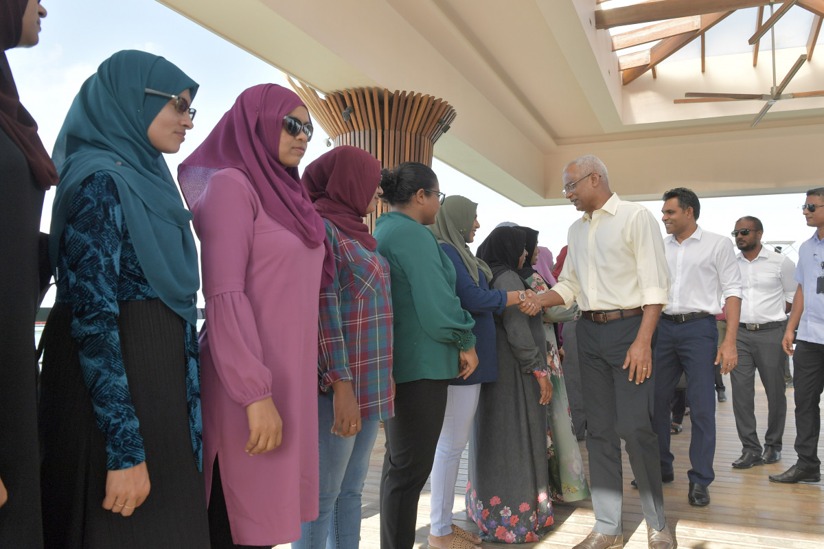 13 ޖުލައި 2019 --ރައީސް ގދ ތިނަދޫއަށް ވަޑައިގަތުމުން އެރަށުގެ އިސްވެރިން ނާއި ރައްޔިތުން އިސްތިގުބާލް ކުރައްވަނީ-- ފޮޓޯ: ރައީސްއޮފީސް