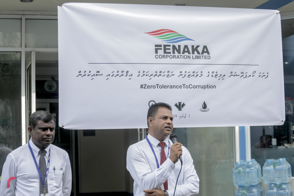 1 ޖުލައި 2019 --ފެނަކަ ކޯޕަރޭޝަންގެ މުއައްޒަފުން ކުރަޕްޝަނައާއި ދެކޮޅަށް ސޮއިކުރުމަށް ބޭއްވި ހަރަކާތުގެ ތެރެއިން. ފެނަކައިގެ ހުރިހާ މުވައްޒަފުން ވަނީ މި އިގުރާރުގައި ސޮއިކޮށްފައި.-- ފޮޓޯ: ޝުއައިބް މުހައްމަދު