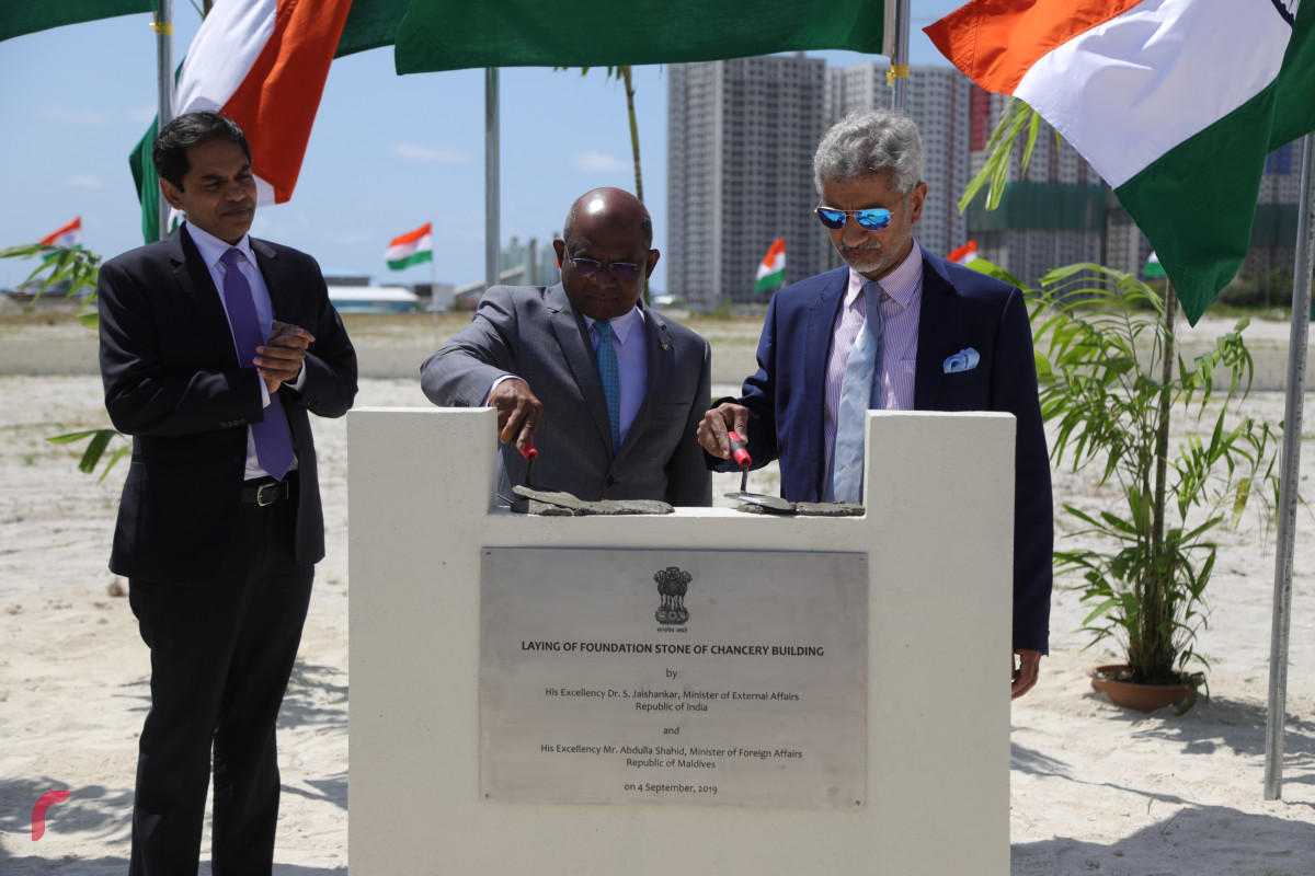 04 ސެޕްޓެމްބަރ 2019، ހުޅުމާލެ، ހުޅުމާލެ ފޭސް 2ގައި އިމާރާތްކުރަން ހަމަޖެހިފައިވާ އިންޑިއާ އެމްބަސީގެ އާ އިމާރާތުގެ ބިންގާ އެޅުމުގެ ރަސްމިއްޔާތުގެ ތެރެއިން އިންޑިއާގެ އެކްސްޓާނަލް އެފެއާޒް މިނިސްޓަރު ޑރ. ސުބްރަމާނިއަމް ޖައިޝަންކަރު އަދި ފޮރިން މިނިސްޓަރ އަބްދުﷲ ޝާހިދު ބިންގާ އަޅުއްވައިދެއްވަނީ--ފޮޓޯ: ޝުއައިބް މުހައްމަދު