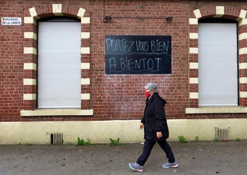 ފްރާންސްގެ ބަންދުކޮށްފައިވާ ތަނެއްގެ ކައިރިން މީހަކު ހިނގާފައިދަނީ.