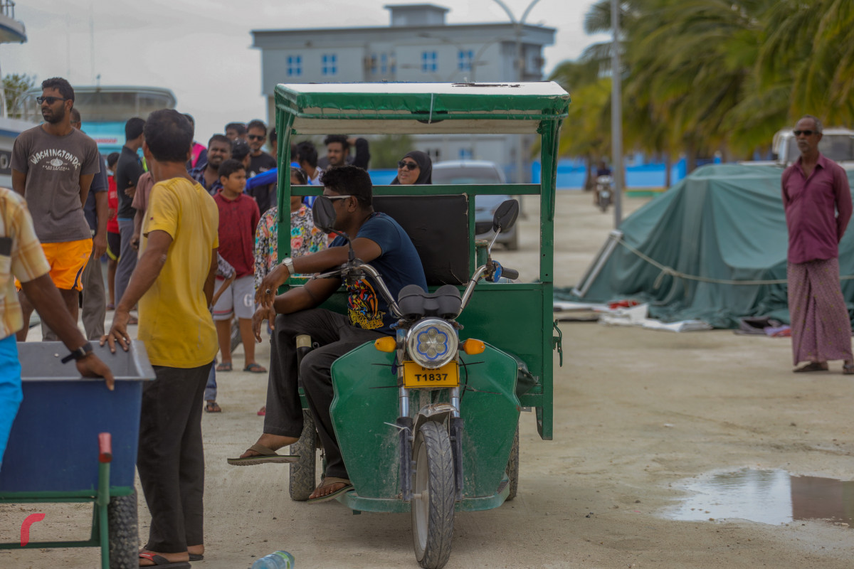 09 އޯގަސްޓް 2019/ ހއ.ހޯރަފުށި --ހޯރަފުއްޓަށް އީދަށް އައި މެހެމާނުންނަށް މަރުހަބާ ކިޔުމަށް ބޯޓު ކައިރިޔަށް ރައްޔިތުން ނިކުމެފައި-- ފޮޓޯ: ޝުއައިބް މުހައްމަދު