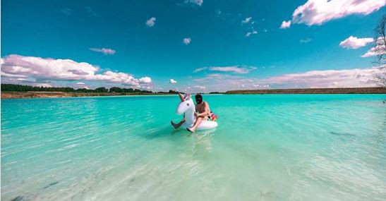 \"ނޮވޮސިބީރްސްކް މޯލްޑިވްސް\" ގެ ނަމުން ނަން ދެވިފައިވާ ފެންގަނޑުގައި މީހަކު \"ފްލޯޓީ\" އެއްގެ މަތީގައި އިށީންދެލައިގެން