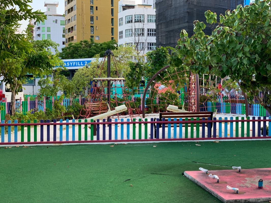 އިސްކަންދަރު މައިޒާން - މިއީ ކާނިވާ ސަރަހައްދުގައި ހަދާފައިވާ މައިޒާނެއް،   ކުޑަކުދިން ކުޅުމަށް ތަފާތު އެކި އެއްޗެހި ބަހައްޓާފައި ހުރޭ - ފޮޓޯ: ރާއްޖެއެމްވީ