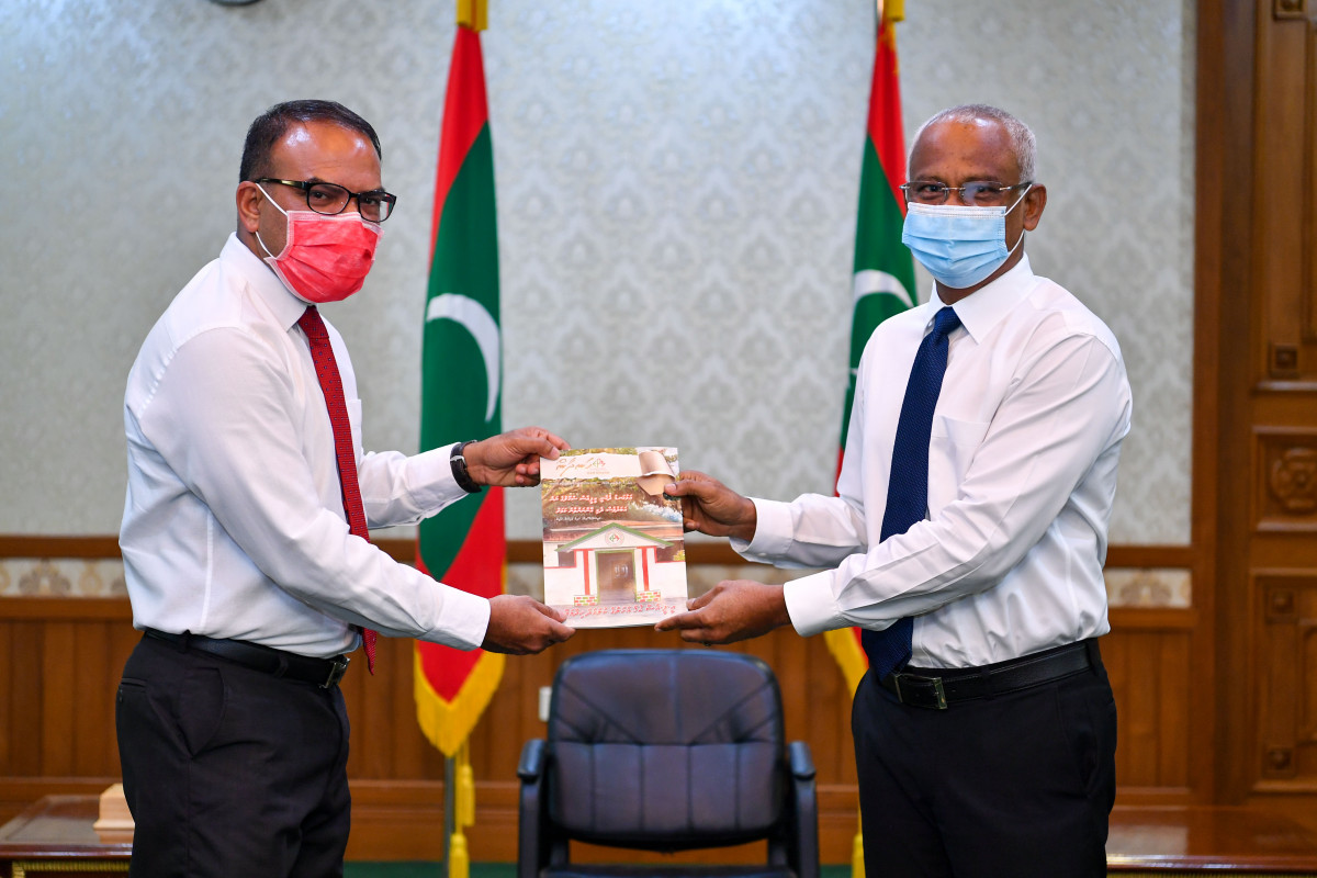 \"އީ.ޕީ.އެސް. ހަނދާން\" ގެ ނަމުގައި ތައްޔާރުކުރި މަޖައްލާގެ ކޮޕީއެއް ރައީސްއަށް ހަދިޔާކުރުން