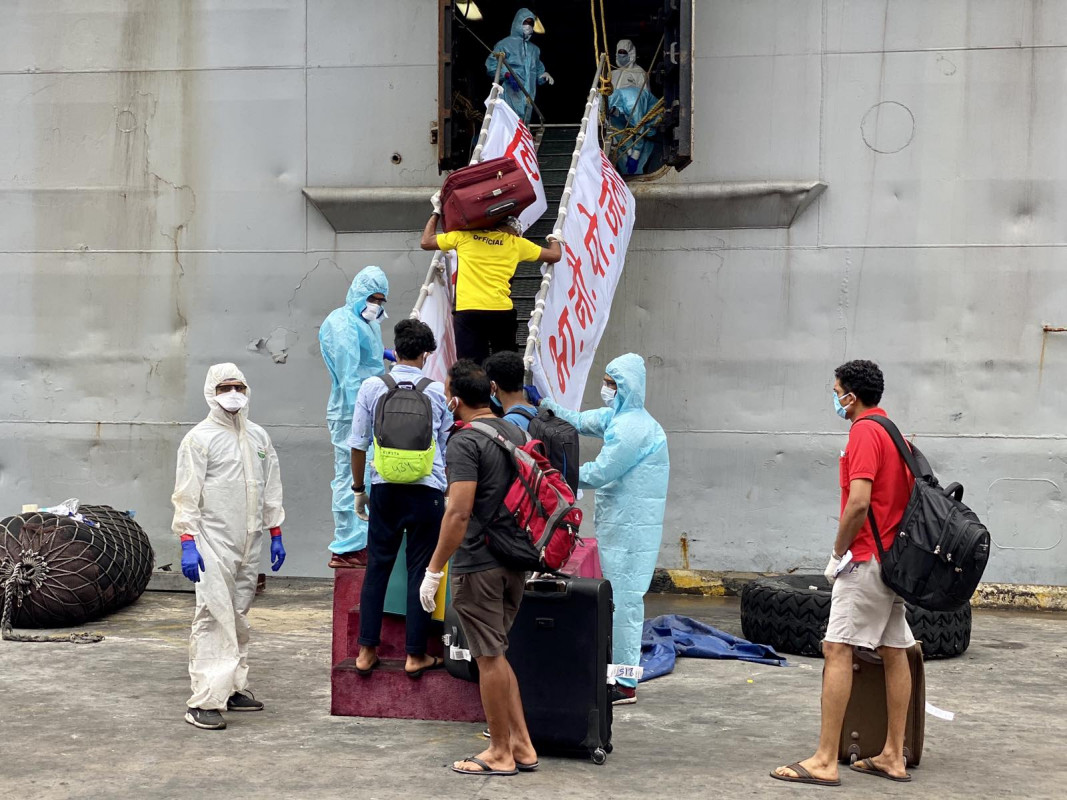 އިންޑިއާ ރައްޔިތުން ފުރުމަށް ހަމަޖެހިފައިވާ މަނަވަރު، "އައިއެންއެސް ޖަލަޝްވާ" - މަނަވަރުގައި ދާ އެންމެންވެސް ކޮޗިން ގައި 14 ދުވަހުގެ މުއްދަތަކަށް ކަރަންޓީން ވާން ޖެހޭ - ފޮޓޯ: ރާއްޖެއެމްވީ