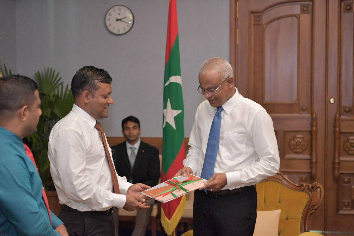 މި ފޮތް ރައީސުލްޖުމްހޫރިއްޔާއަށް އަރުވާފައިވަނީ ފޮތް ތަރުޖަމާކުރެއްވި ނާޒިމް ސައްތާރު