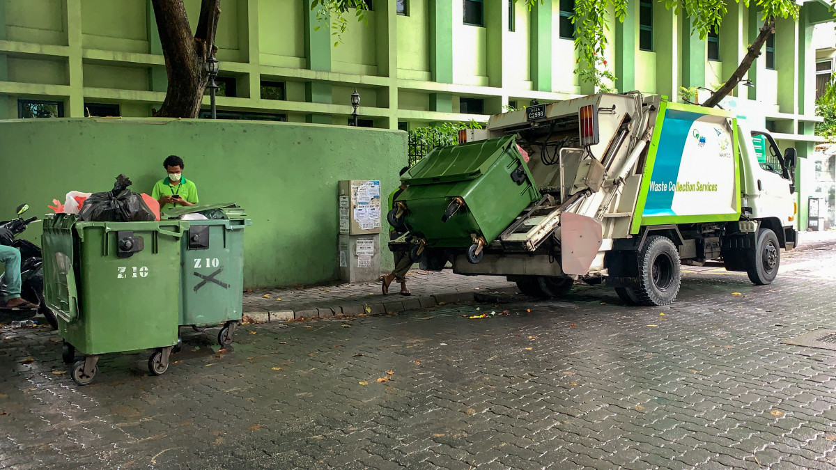 ވެމްކޯގެ ކުނި ޑަސްޓްބިނެއް، ވެމްކޯގެ ކުނި އުކާލާ ވެހިކަލް އަށް އޮއްސާލަނީ - އުކާލެވޭ ގޮނޑި މޭޒު ނުވަތަ ފަރުނީޗަރުފަދަ ހިފާ ގެންގުޅޭ ސާމާނު މިވަގުތު ގޭގައި ބެހެއްޓުމަށް ވެމްކޯއިން ވަނީ އެދިފައި - ފޮޓޯ: ރާއްޖެއެމްވީ