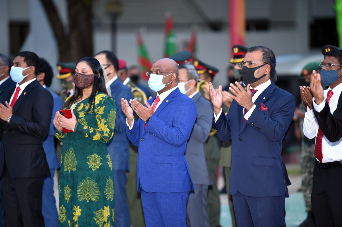 މިނިވަން ދުވަހުގެ ދިދަ ނެގުމުގެ ރަސްމިއްޔާތުގައި ރައްޔިތުންގެ މަޖިލީހުގެ ރައީސް މުހައްމަދު ނަޝީދާއި، ޚާރިޖީ ވަޒީރު އަބްދުﷲ ޝާހިދާއި، ތައުލީމާބެހޭ ވަޒީރު އައިޝަތު އަލީ - މި ރަސްމިއްޔާތުގައި ދިދަ ނެންގެވުމުގެ އިތުރުން ދުވަހާއި ގުޅޭ ޚާއްޞަ ދުޢާއެއް ކޮށްފައިވޭ - ފޮޓޯ: ރައީސް އޮފީސް