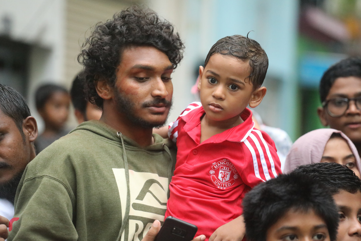 04 ޖޫން 2019 --މާލޭގައި މާލި ނެރުމުގެ ހަރަކާތުގެ ތެރެއިން، މި ހަރަކާތް ބަލާލުމަށް ގިނަ އަދަދެއްގެ މީހުން ވަނީ ޖަމާވެފައި-- ފޮޓޯ: ޝުއައިބް މުހައްމަދު