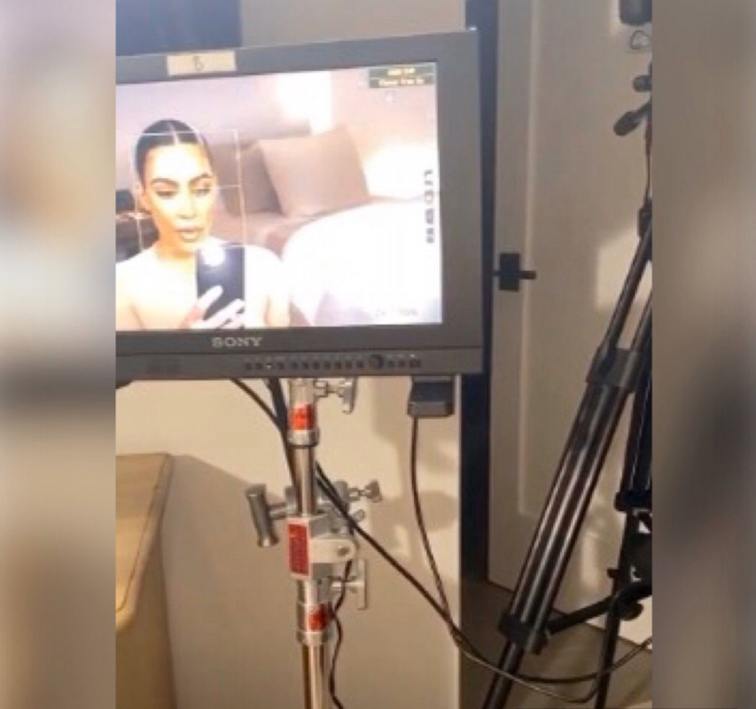 ކިމް ކާޑޭޝިއަން ވެސްޓް ގޭގައި އަމިއްލައަށް ކަރަންޓީނުގައި ހުރެ \'ކީޕިންގ އަޕް ވިތު ދަ ކާޑޭޝިއަންސް\'ގެ އިންޓަވިއު ބައި ޝޫޓް ކުރަން ތައްޔާރުވަނީ