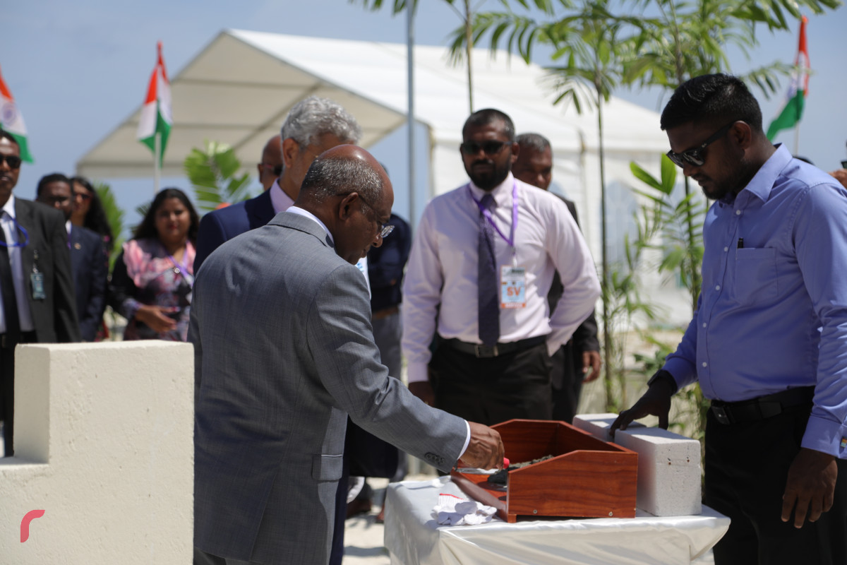 04 ސެޕްޓެމްބަރ 2019، ހުޅުމާލެ، ހުޅުމާލެ ފޭސް 2ގައި އިމާރާތްކުރަން ހަމަޖެހިފައިވާ އިންޑިއާ އެމްބަސީގެ އާ އިމާރާތުގެ ބިންގާ އެޅުމުގެ ރަސްމިއްޔާތުގެ ތެރެއިން އިންޑިއާގެ އެކްސްޓާނަލް އެފެއާޒް މިނިސްޓަރު ޑރ. ސުބްރަމާނިއަމް ޖައިޝަންކަރު އަދި ފޮރިން މިނިސްޓަރ އަބްދުﷲ ޝާހިދު ބިންގާ އަޅައިދިނުމަށް ތައްޔާރުވަނީ--ފޮޓޯ: ޝުއައިބް މުހައްމަދު