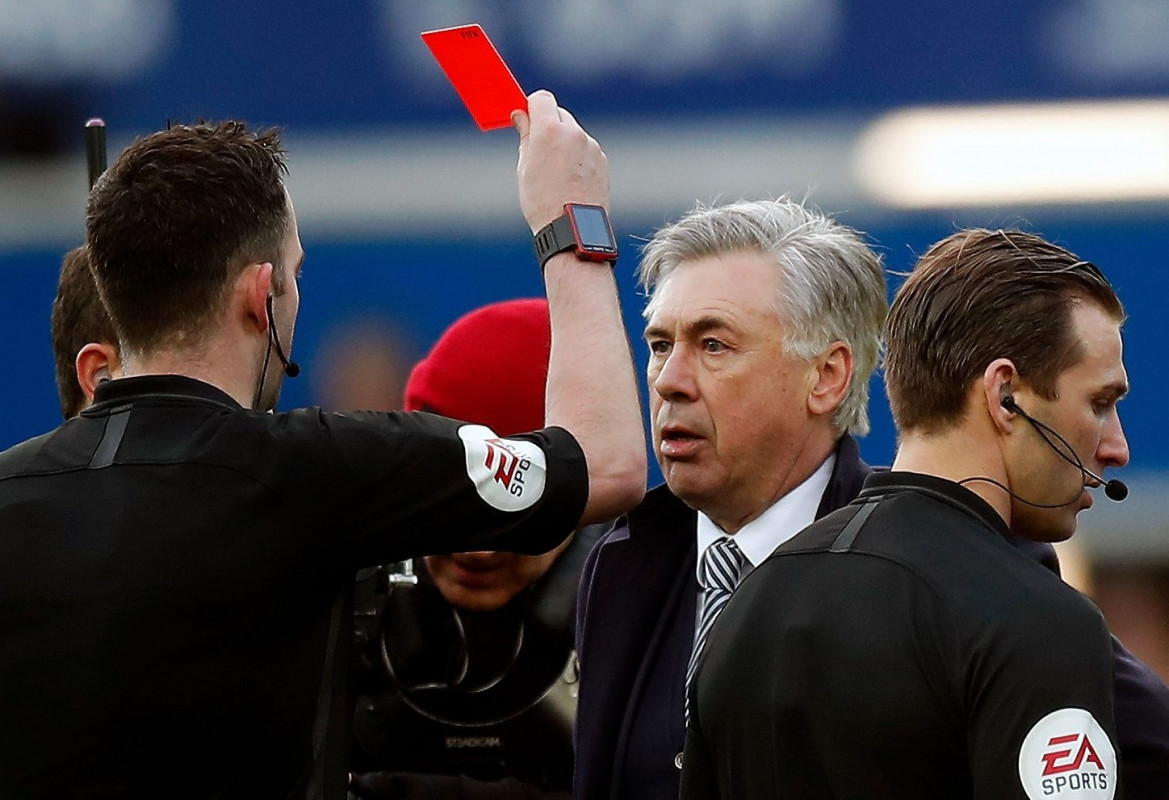 އެވަޓަންގެ ކޯޗު ކާލޯ އަންޗެލޮޓީ އަށް ރަތް ކާޑު ދައްކަނީ