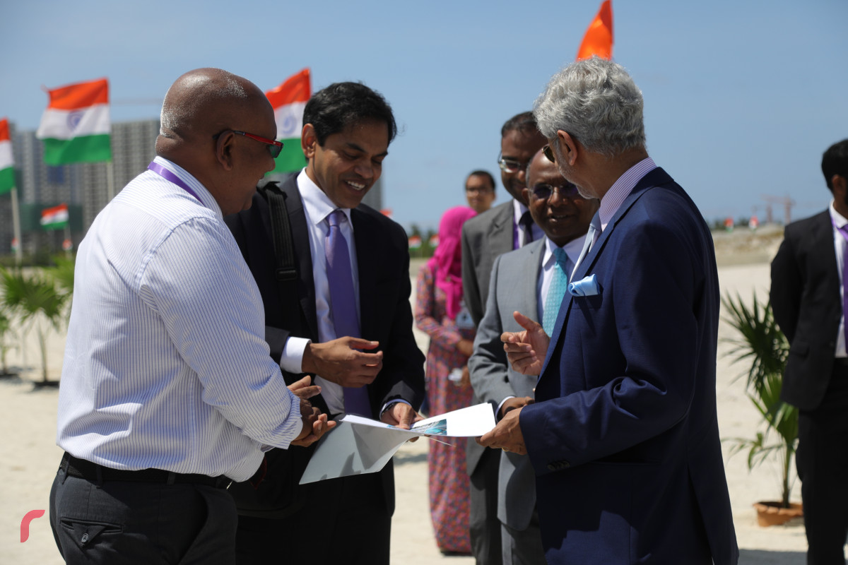 04 ސެޕްޓެމްބަރ 2019، ހުޅުމާލެ، ހުޅުމާލެ ފޭސް 2ގައި އިމާރާތްކުރަން ހަމަޖެހިފައިވާ އިންޑިއާ އެމްބަސީގެ އާ އިމާރާތުގެ ބިންގާ އެޅުމުގެ ރަސްމިއްޔާތުގެ ތެރެއިން އިންޑިއާގެ އެކްސްޓާނަލް އެފެއާޒް މިނިސްޓަރު ޑރ. ސުބްރަމާނިއަމް ޖައިޝަންކަރު އަދި އެޗްޑީސީގެ އެމްޑީ ސުހެއިލް އަހުމަދު އަދި ފޮރިން މިނިސްޓަރ އަބްދުﷲ ޝާހިދު--ފޮޓޯ: ޝުއައިބް މުހައްމަދު