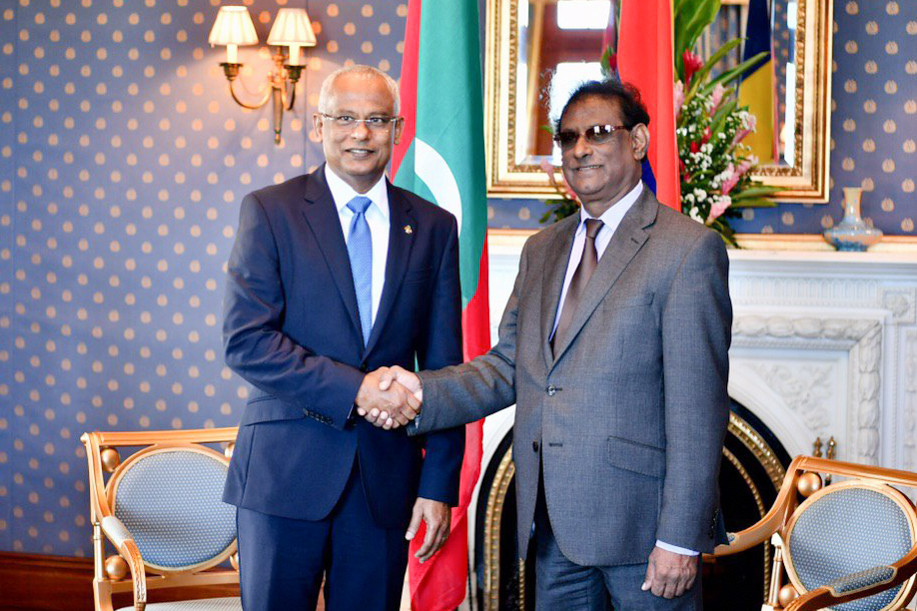 ރައީސް އިބްރާހިމް މުހައްމަދު ސޯލިހު، މޮރިޝަސްގެ ވަގުތީ ރައީސް ޕެރަމަސިވަން ޕިއްލޭ ބާރލެން ވިޔަޕޫރޭ އާއި ސަލާމް ކުރައްވަނީ