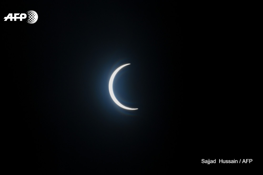 އިންޑިއާ، ކުރުކްޝޭތްރަ - އާދިއްތަ ދުވަހު ހިފި ކޭތައަކީ "އެނިއުލަރ އިކްލިޕްސް" ގެ ގޮތުގައި ބެލޭ ކޭތައެއް. މިބާވަތުގެ ކޭތަ ހިފާއިރު، ދުނިޔެއާއި، ހަނދާއި، އިރު ހުންނާނީ އެއް ރޮނގަކަށް -- ފޮޓޯ: އޭއެފްޕީ