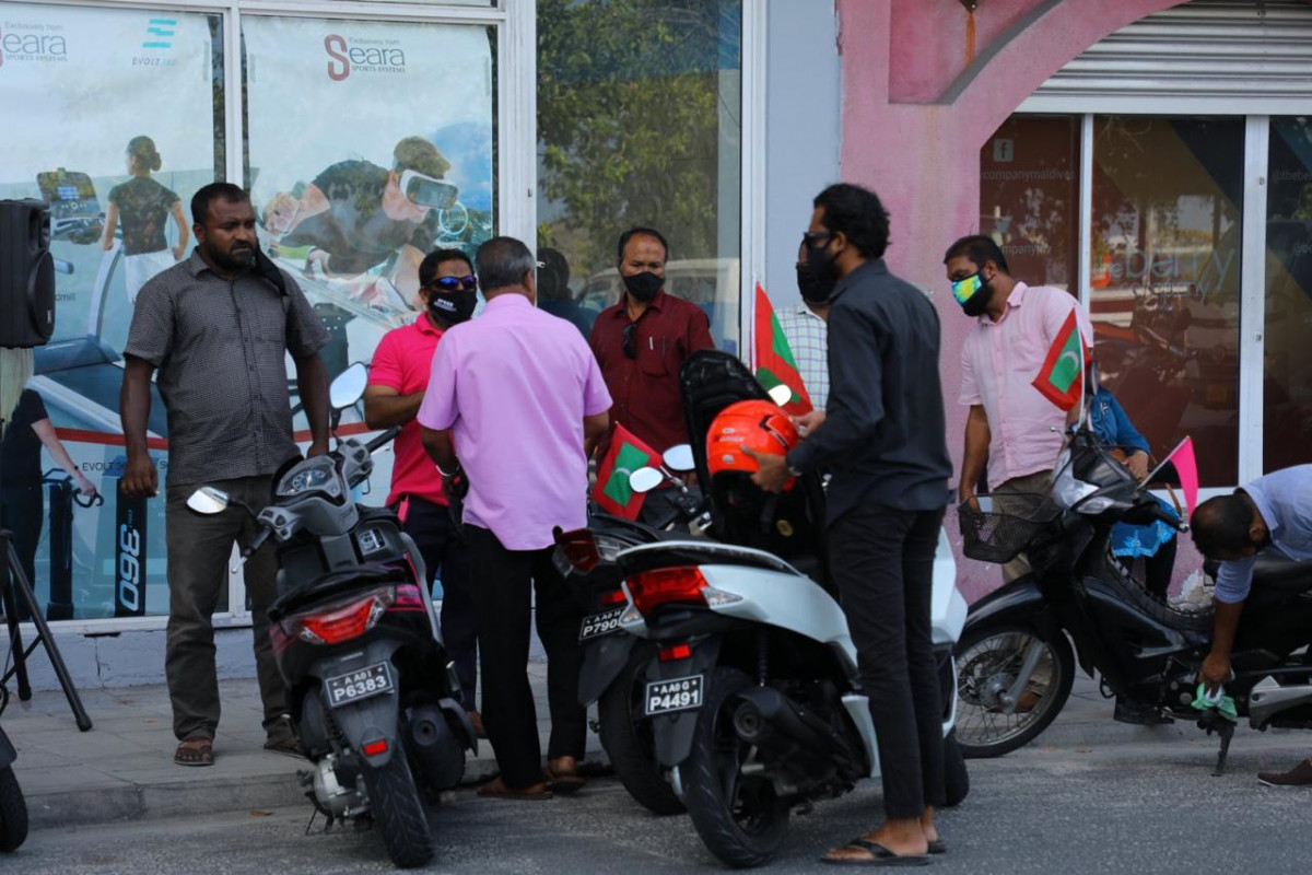 ޕީޕީއެމް ޒުވާނުން ބާއްވާ ސައިކަލް ބުރަށް ތައްޔާރުވުމުގެ ތެރެއިން - ބާއެއް މީހުން މާސްކު ނާޅައި ގައިދުރުކަމެއް ނެތި ހަރަކާތެރިވެފައިވާއިރު، ފުލުހުންގެ ގަޔަށް ހައްޕުނޑު ޖެހުން ކުށްވެރި ކޮށް އެ ނާތަހުޒީބު އަމަލު ކުށްވެރި ކުރާ ކަމަށާއި އެކަންކުރި ފަރާތް ހޯދައި ގާނޫނީގޮތުން އެޅެން އޮތް އެންމެ ހަރުކަށި ފިޔަވަޅު އަޅާނެ ކަމަށް ބުނެފައިވޭ - ފޮޓޯ: ރާއްޖެއެމްވީ
