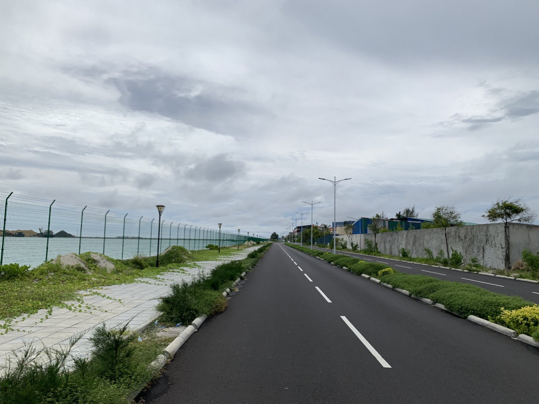 ހުޅުމާލެ މަގުމަތި - ހުޅުމާލޭގެ ހަލަބޮލި މަގުތަކަށް ހަމަހިމޭންކަން ވެރިވެފައިވާއިރު، ވިނަތައް ދިގުވެ، މަގުމައްޗަށް ވަނީ ފައިބާފަ. -- ފޮޓޯ: ރާއްޖެ.އެމްވީ