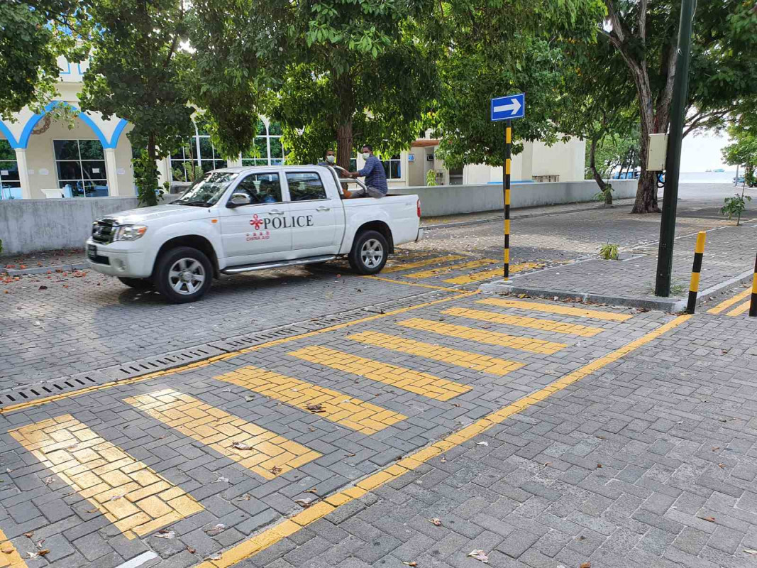 ވިލިމާލެ މަގުމަތީގައި ފުލުހުންގެ ވެހިކަލެއް ދުއްވާފައިދަނީ - ވިލިމާލެއަށް އަރާ ފައިބާ މީހުންގެ ލިސްޓެއް ފުލުހުން އެކުލަވާލާ ބަލަހައްޓަމުންގެންދޭ -- ފޮޓޯ: ރާއްޖެ.އެމްވީ