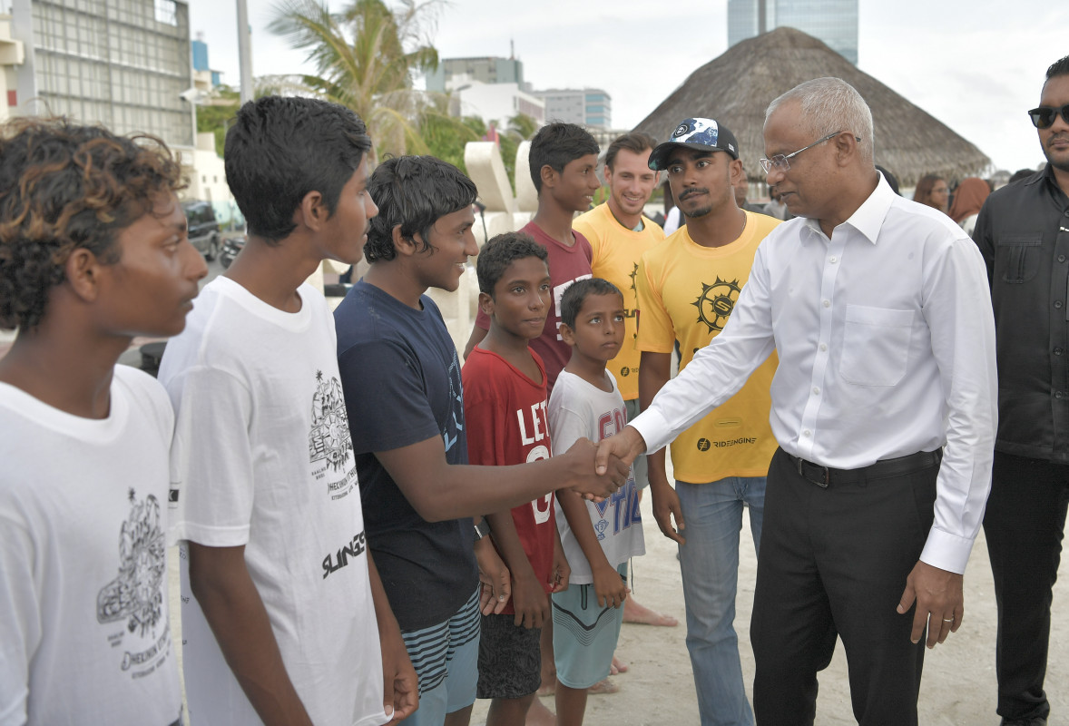 24 ޖޫން 2019 --ރާޅުގުޑީގެ ހަރަކާތްތައް ބައްލަވައިލައްވާ ރައީސް ސާލިހް ބައިވެރިންނާއި ބައްދަލުކުރެއްވުން.-- ފޮޓޯ: ރައީސް އޮފީސް