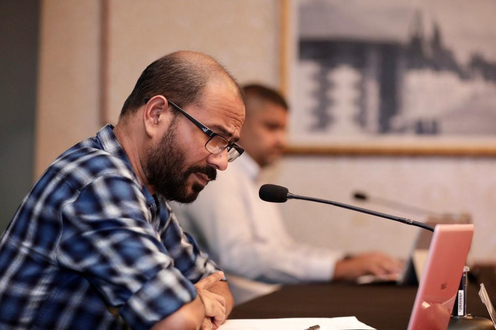 ނޫސްވެރިންގެ ބައްދަލުވުމުގައި ޑރ. އަފްޒަލް ވާހަކަދައްކަވަނީ - ޑރ. އަފްޒަލް ވިދާޅުވީ ފޯލްސް ޕޮޒިޓިވް ވަނީ ދެ ގޮތަކަށް ކަމަށް. އެއީ ސާމްޕަލް ނެގުމުގެ ތެރޭގައި ކަމެއް ވުން ނުވަތަ ލެބޯޓްރީގައި އޮޅުމެއް އެރުންކަމަށް. އެކަހަލަ ކަންކަން ހިނގާނެކަމަށް ޑރ. ވިދާޅުވި.  -- ފޮޓޯ: ރައީސް އޮފީސް