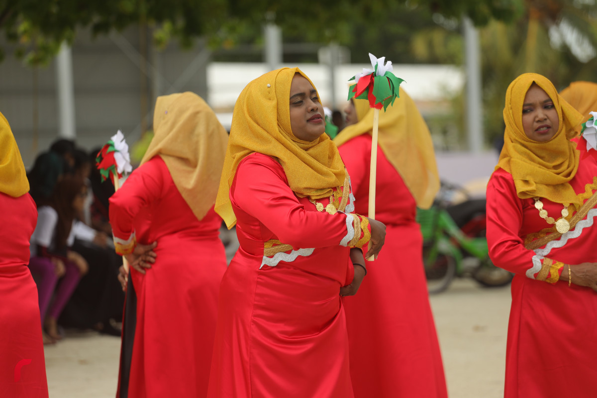 12 އޯގަސްޓް 2019/ ހއ.ހޯރަފުށި --ހޯރަފުށީގައި ކުރިޔަށް ގެންދެވުން އަންހެންވެރިންގެ ދަފި ނެގުމުގެ ހަރަކާތުގެ ތެރެއިން. މި ހަރަކާތުގައި ވަނީ ހޯރަފުށީގެ ތާރީހު ދައްކުވައިދޭ ތަމްސީލެއްގެ އިތުރުން ސަގާފީ ހަރަކާތްތަކެއް ކުރިޔަށް ގެންގޮއްސައި-- ފޮޓޯ: ޝުއައިބް މުހައްމަދު
