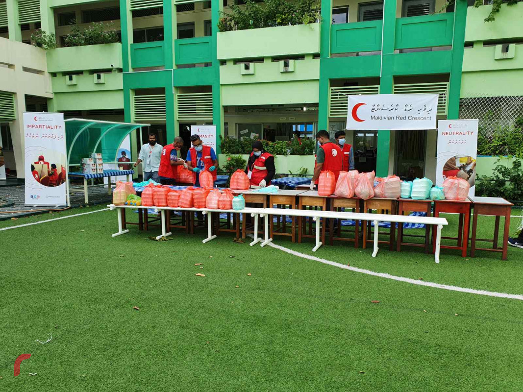 ދިވެހި ރެޑްކްރަސަންޓުން ބިދޭސީންނަށް ކާބޯތަކެތި ފޯރުކޮށްދިނުމަށް ކުރާ މަސައްކަތްތަކުގެ ތެރެއިން - ކޮންމެ ދުވަހަކުވެސް ކާތަކެތި ބަންދުކޮށް، ބިދޭސީން އުޅޭ ތަންތަނަށް އެ ތަކެތި ގެންގޮސްދޭ -- ފޮޓޯ: ރާއްޖެ.އެމްވީ