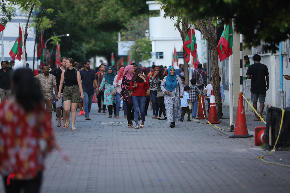 27 ޖުލައި 2019 --ގިނަ އަދަދެއްގެ ކުޑަކުދިންނާއި ބޮޑެތި މީހުން މިނިވަން ކަމާއެކީ މަގުތައް މައްޗައް ނިކުމެ އުފާފާޅުކުރަނީ-- ފޮޓޯ: ޝުއައިބް މުހައްމަދު