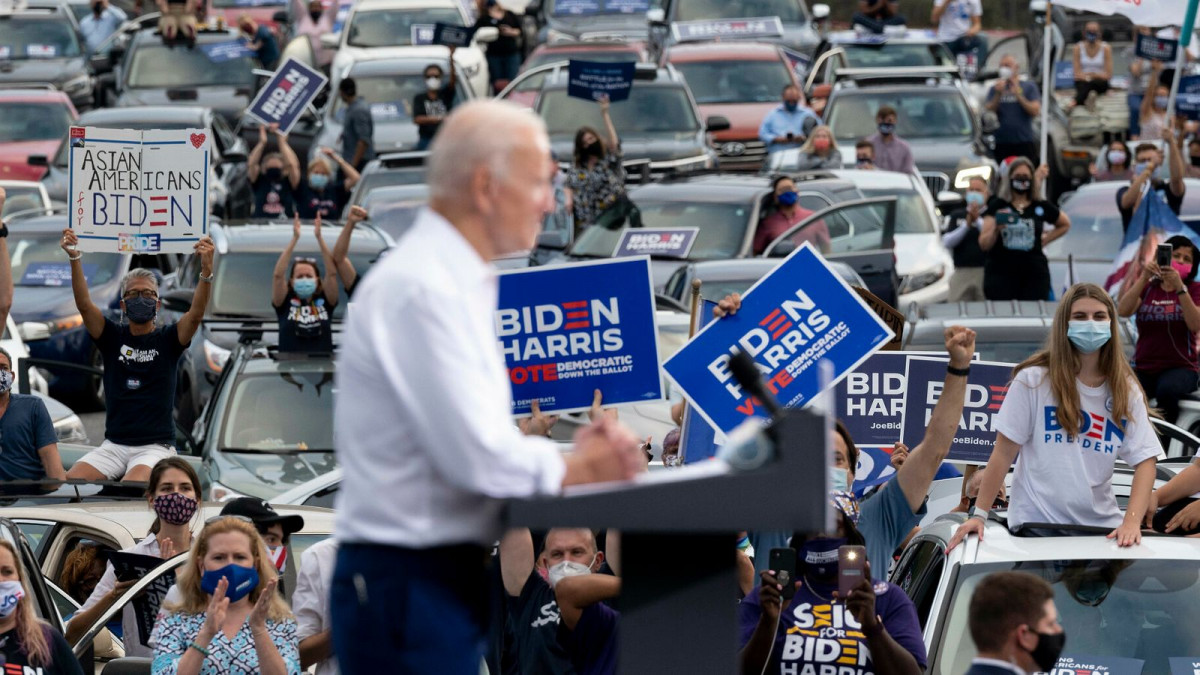 ޖޯޖިއާގައި ބޭއްވި ކެމްޕެއިން ހަފްލާއެއްގައި ޖޯ ބައިޑެން ސަޕޯޓަރުންނާ މުހާތަބު ކުރައްވަނީ