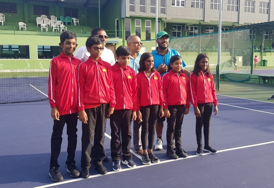 ޖޫނިއާ ޓީމާއެކު މިނިސްޓަރ މަހްލޫފް