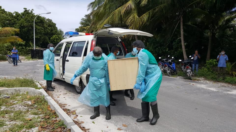 ކޮވިޑް ބަލީގައި ނިޔާވި މީހެއްގެ ޖަނާޒާ