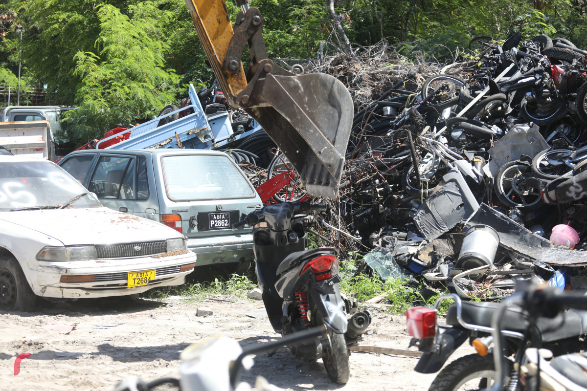 15 ޖޫން 2019 -- ޓޯކޮށްފައިވާ ބައެއް ވެހިކަލްތައް ނައްތާލަނީ-- ފޮޓޯ: ޝުއައިބް މުހައްމަދު