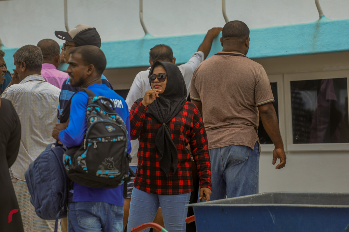 09 އޯގަސްޓް 2019/ ހއ.ހޯރަފުށި --ހޯރަފުއްޓަށް އީދަށް އައި މެހެމާނުންނަށް މަރުހަބާ ކިޔުމަށް ބޯޓު ކައިރިޔަށް ރައްޔިތުން ނިކުމެފައި-- ފޮޓޯ: ޝުއައިބް މުހައްމަދު