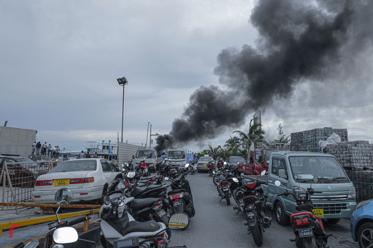 ޓީޖެޓީ ސަރަހައްދުގައި އޮތް ތެޔޮ ބައުޒަރެއްގައި ރޯވި އަލިފާންގަނޑު ނިއްވާލުން -- ފޮޓޯ: ރާއްޖެ.އެމްވީ