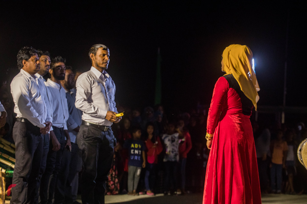 10 އޯގަސްްޓް 2019/ ހއ.ހޯރަފުށި --އީދު ފާހަގަ ކުރުމުގެ ހުއްދަ ހޯދުމަށް ރަށުގެ ކަނބަލުން ރަށުގެ އިސް ވެރިންގެ އަރިހަށް އައިސް ހުއްދަ ހޯދަނީ- ފޮޓޯ: ޝުއައިބް މުހައްމަދު