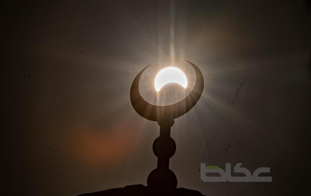 ސައުދި އަރަބިއްޔާ - މި ކޭތަ ފެންނައިރު ހީވާނީ ބޮޑު ކަޅު ބޯޅައެއްގެ ވަށައިގެން ވަރަށް ހަނި އަލި ބޮޅެއް ހުންނަ ހެން -- ފޮޓޯ: ސައުދީ ގެޒެޓް