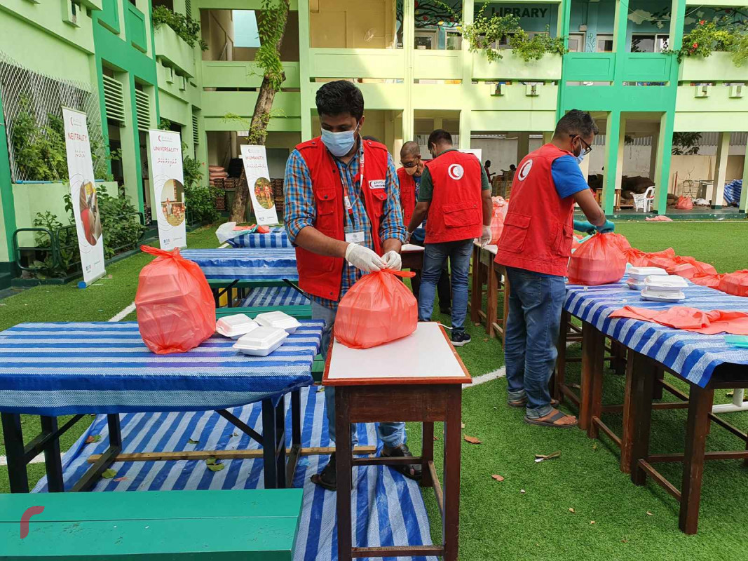 ދިވެހި ރެޑްކްރަސަންޓުން ބިދޭސީންނަށް ކާބޯތަކެތި ފޯރުކޮށްދިނުމަށް ކުރާ މަސައްކަތްތަކުގެ ތެރެއިން - އެޗްޕީއޭގެ ފަރާތުން މޮނިޓަރިންގގެ ހާލަތަށް ގެނެސްފައިވާ ބައެއް ތަންތަނަށްވެސް ކާބޯތަކެތި ފޯރުކޮށްދެނީ ރެޑްކްރެސެންޓުން -- ފޮޓޯ: ރާއްޖެ.އެމްވީ