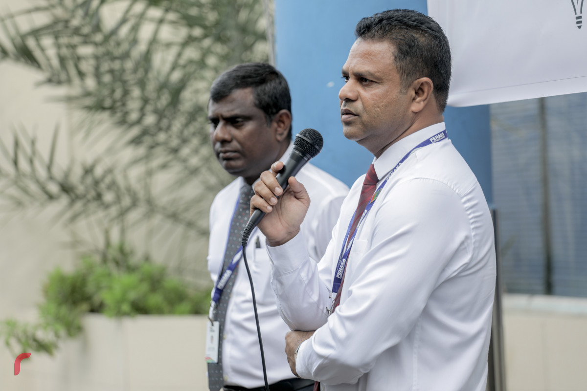 1 ޖުލައި 2019 --ފެނަކަ ކޯޕަރޭޝަންގެ މުއައްޒަފުން ކުރަޕްޝަނައާއި ދެކޮޅަށް ސޮއިކުރުމަށް ބޭއްވި ހަރަކާތުގެ ތެރެއިން. ފެނަކައިގެ ހުރިހާ މުވައްޒަފުން ވަނީ މި އިގުރާރުގައި ސޮއިކޮށްފައި.-- ފޮޓޯ: ޝުއައިބް މުހައްމަދު