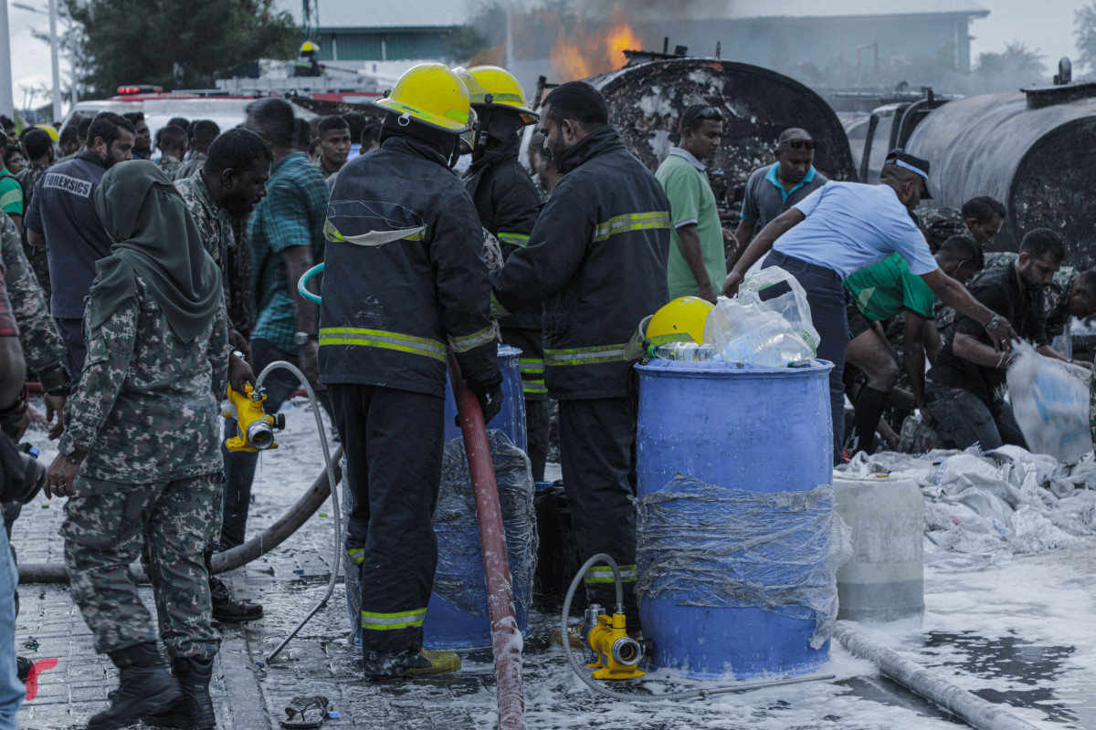 ޓީޖެޓީ ސަރަހައްދުގައި އޮތް ތެޔޮ ބައުޒަރެއްގައި ރޯވި އަލިފާންގަނޑު ނިއްވާލުން -- ފޮޓޯ: ރާއްޖެ.އެމްވީ