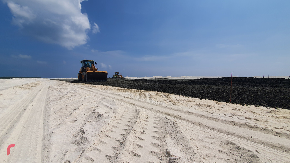 ހޯރަފުށީ އެއަރޕޯޓުގެ ރަންވޭ ތާރު އެޅުމުގެ މަސައްކަތް ކުރިޔަށް ދަނީ