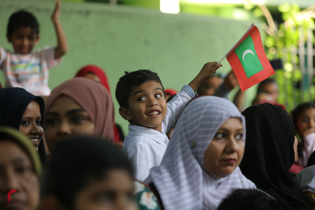 27 ޖުލައި 2019 --ގިނަ އަދަދެއްގެ ކުޑަކުދިންނާއި ބޮޑެތި މީހުން މިނިވަން ކަމާއެކީ މަގުތައް މައްޗައް ނިކުމެ އުފާފާޅުކުރަނީ-- ފޮޓޯ: ޝުއައިބް މުހައްމަދު