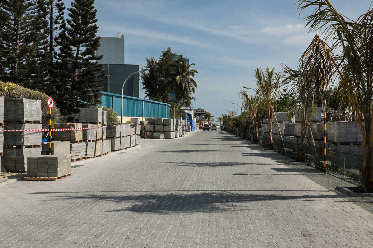 ވެހިކަލްތަކަށް ފަސޭހައިން ދުއްވޭނޭހެން ގައު އެތުރުމަށްފަހު ރަސްފަންނު ސަރަހައްދު އަލުން ހުޅުވާލުން - ރަސްފަންނު ކުރިމައްޗަށްވާ ގޮތަށް މަގު ހުޅުވާލިއިރު، ކުރިން ހުރި ޖޯލިފަތިތަކާއި ދުވާ ޓްރެކް ވެސް ވަނީ ނަގާފައި - ފޮޓޯ: ރާއްޖެއެމްވީ