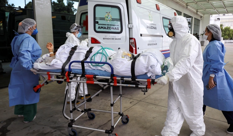 ބްރެޒިލްގައި ކޮވިޑްގެ ބަލި މީހަކު ހޮސްޕިޓަލަށް ގެންދަނީ