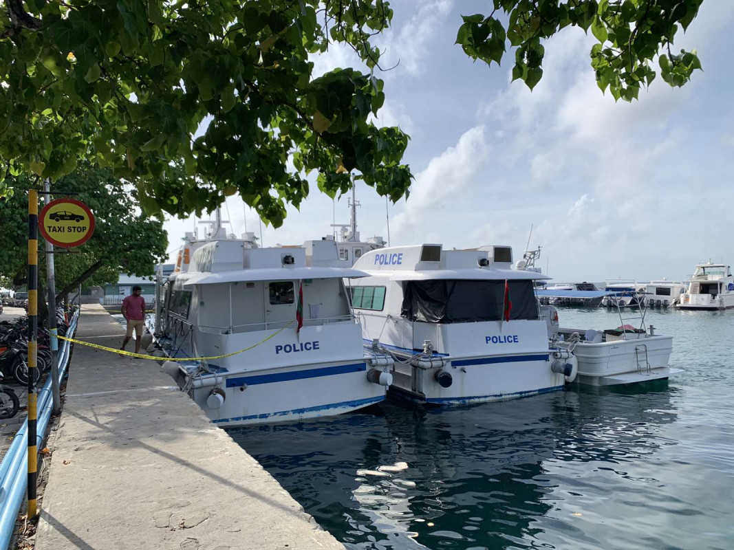 ޕޮލިސް ލޯންޗްތަކެއް މާލޭ ފަޅުގައި: ފުލުހުންގެ ލޯންޗެއްގައި ރޯކޮށްލި މައްސަލައެއްގައި ދެ މީހެއްގެ މައްޗަށް ޓެރަރިޒަމް ދައުވާ ކުރަން ކޯޓަށް މިވަނީ ފޮނުވާފައި