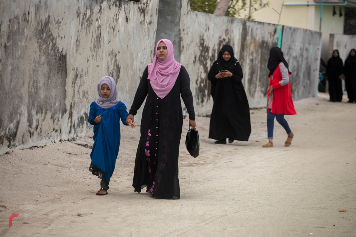 11 ޖުލައި 2019/ ހއ.ހޯރަފުށި--އީދު ނަމާދަށް ރަށުގެ ކުދި ބޮޑު އެންމެން ޖަމާވަނީ-- ފޮޓޯ: ޝުއައިބް މުހައްމަދު