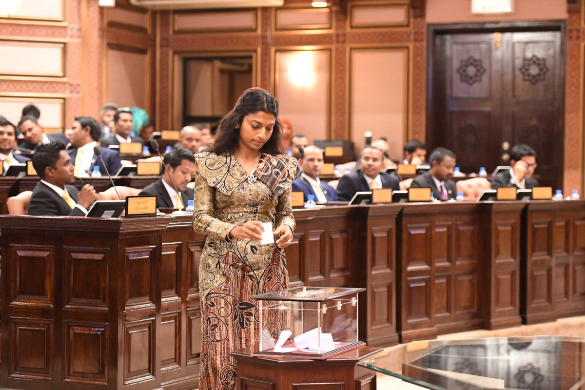 މެއި 28، 2019: ނަވާރަ ވަނަ މަޖިލީހުގެ ރައީސާއި ނައިބްރައީސް ހޮއްވެވުމަށް ބޭއްވި ޖަލްސާގައި ގަލޮޅު އުތުރު ދާއިރާގެ މެމްބަރު އީވާ އަބްދުﷲ